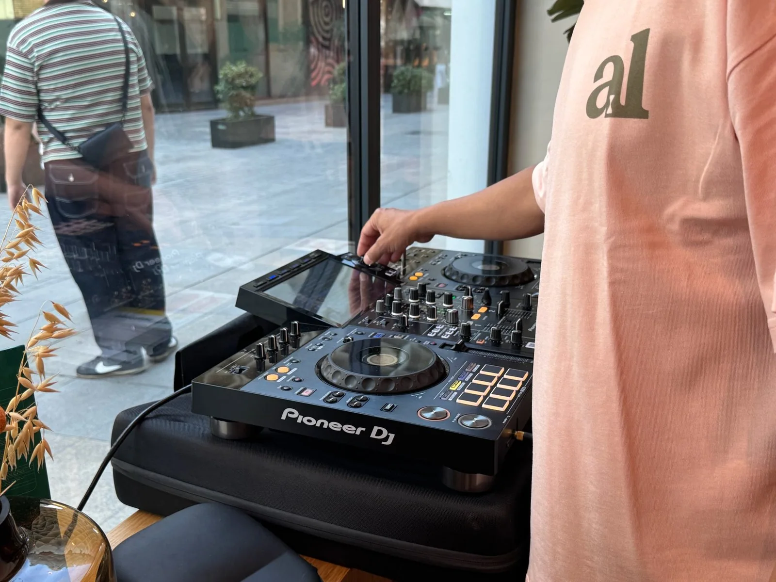 Música en directo durante la presentación de Already Late en Ocean Drive