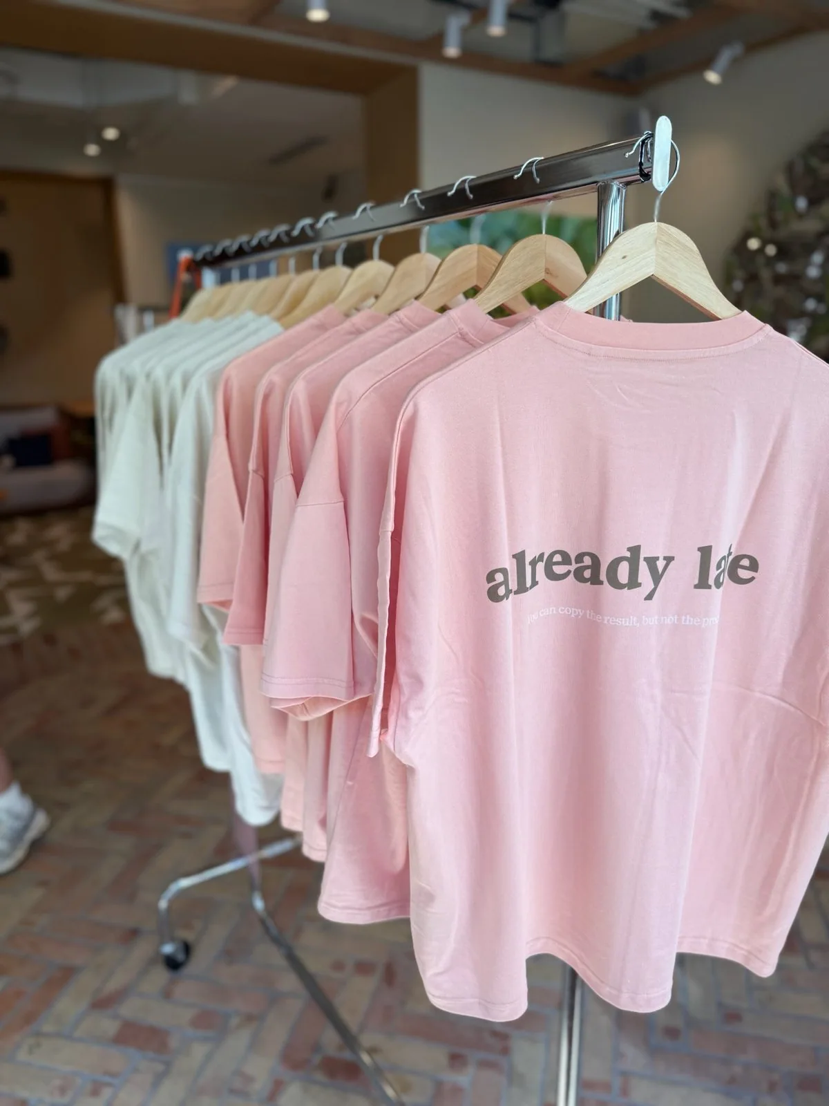 Detalle de la presentación de una colección de Already Late